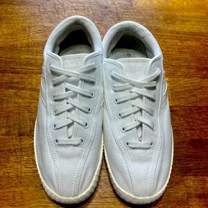 Tretorn used classic tennis shoes size 9 women’s
